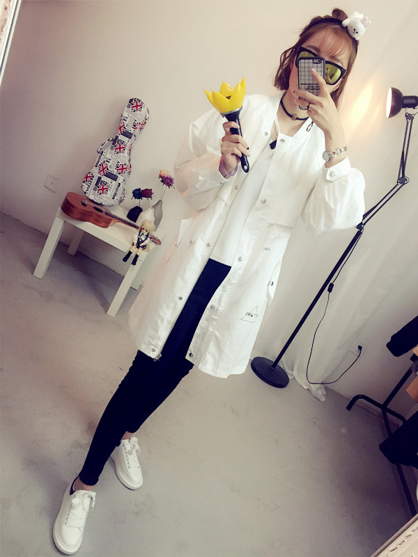 เสื้อคลุมสไตล์เกาหลี ทรงยาว ผ้าร่มเนื้อบางบุซับในช่วงอก แต่สกรีนลายจามจุดต่างๆ ดีเทลช่วงหลังเก๋ๆ พร้อมส่ง