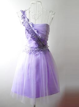 เดรสออกงาน มินิเดรส งานแต่งงาน แบบ เกาะอก พาดลายลูกไม้ที่ไหล่ สีม่วง ด้านล่างแต่งด้วยผ้าซีฟอง no 49824