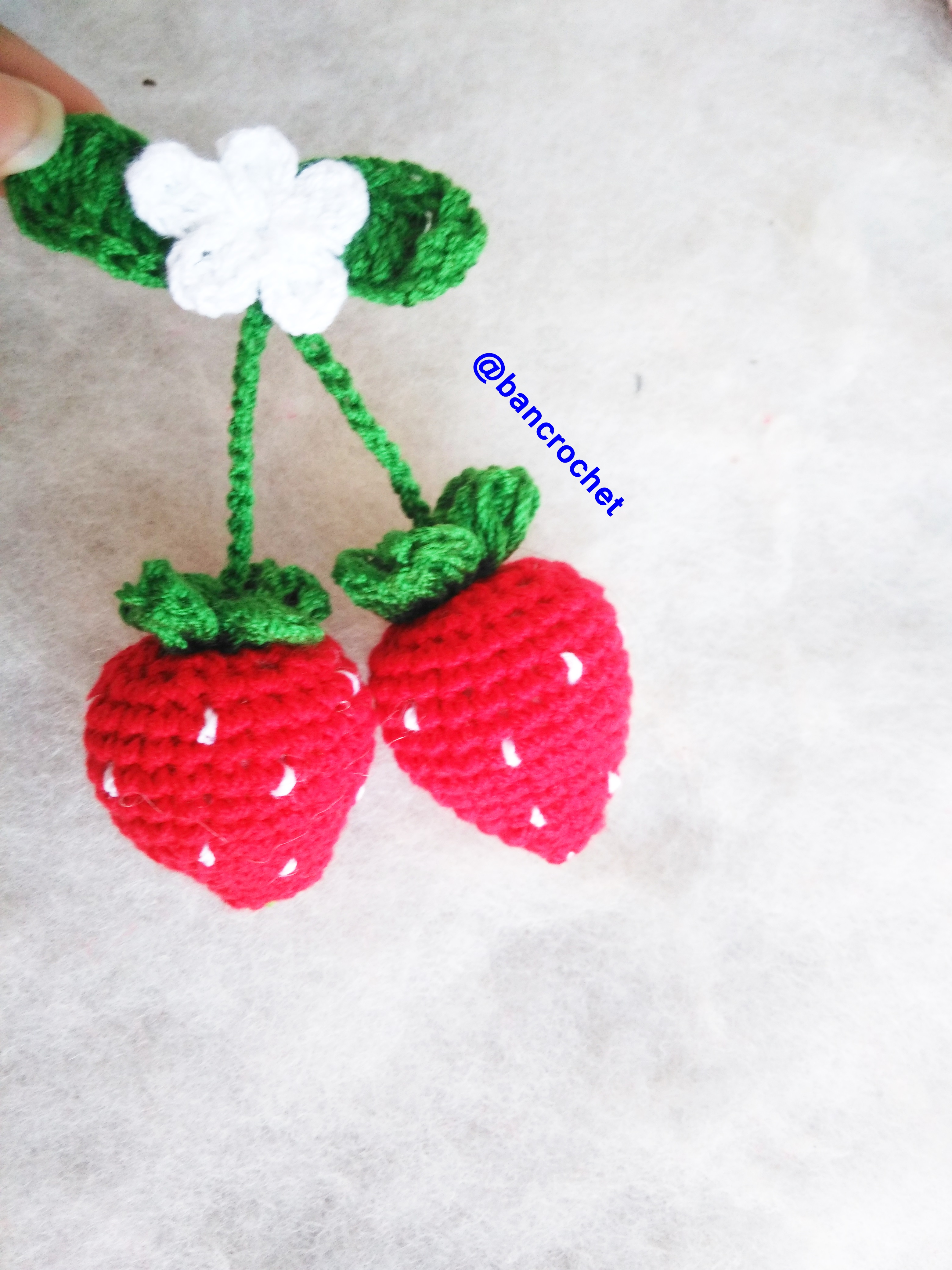 Bancrochet สตรอเบอรี่ถักโครเชต์ crochet strawberries แดง 2.5 นิ้ว