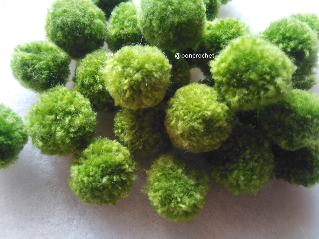 ปอมปอมไหมพรม ขนาด 2.5-3 ซม pom poms crochet เขียวขี้ม้า 2.5-3 ซม.
