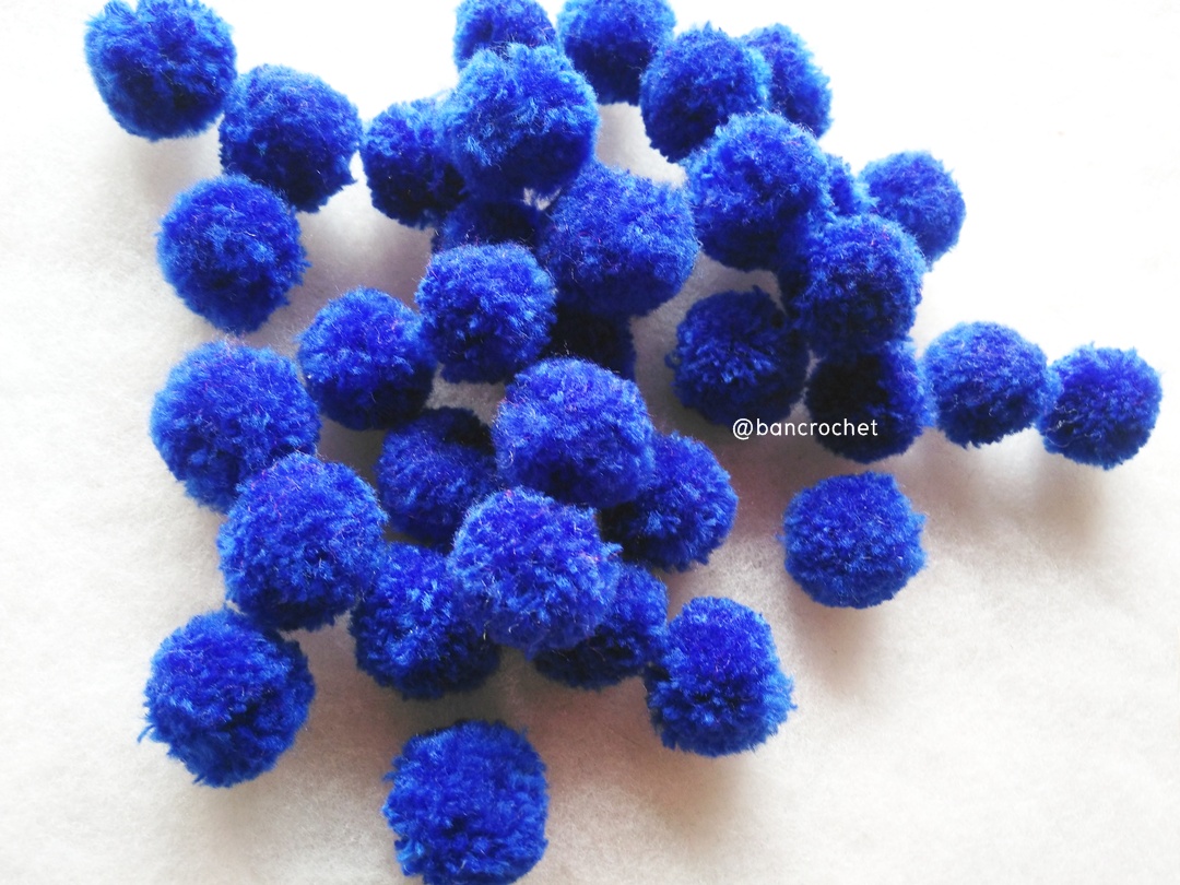 ปอมปอมไหมพรม ขนาด 2.5-3 ซม pom poms crochet น้ำเงิน 2.5-3 ซม.