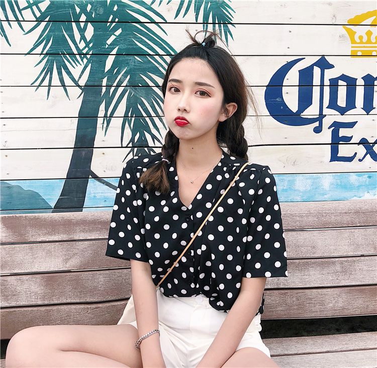 Blouse3796 เสื้อแฟชั่นไซส์ใหญ่ทรงคอวีลายจุดสีดำ กระดุมผ่าหน้า ผ้าโพลีเนื้อดีนุ่มใส่สบาย งานสวยดีเทลดีงาม แมทช์กับอะไรก็เข้า ใส่เที่ยว/ใส่ทำงานได้