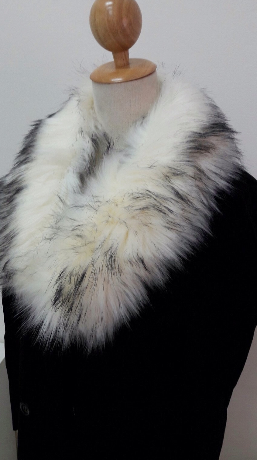ขนเฟอร์ fur สีขาวปลายแซมดำ ขนฟูนุ่ม ใช้ติดเสื้อหนาว หรือใช้พันคอ เพิ่มความเก๋ มิกได้กับทุกชุด มาพร้อมกระดุมใส