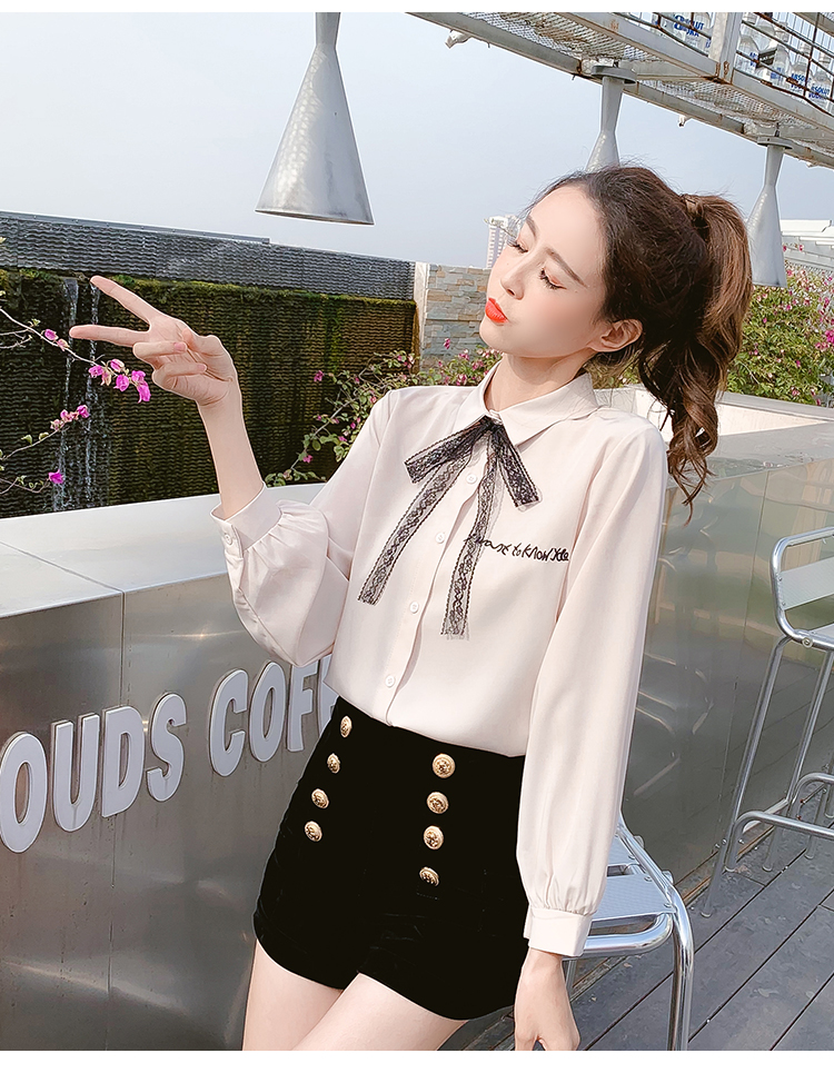Blouse3859 เสื้อเชิ้ตแขนยาวกระดุมข้อมือสีครีม กระดุมผ่าหน้า อกปักลายตัวอักษร คอปกผูกโบว์ลูกไม้แยกชิ้น (สามารถถอดออกได้) ผ้าคอตตอนซิลค์เนื้อดีนุ่มหนามีน้ำหนักทิ้งตัว รุ่นนี้ผ้าเนื้อดีมากใส่สบายไม่ร้อนไม่ยับง่าย งานสวยดูดี ใส่เที่ยว/ใส่ทำงา