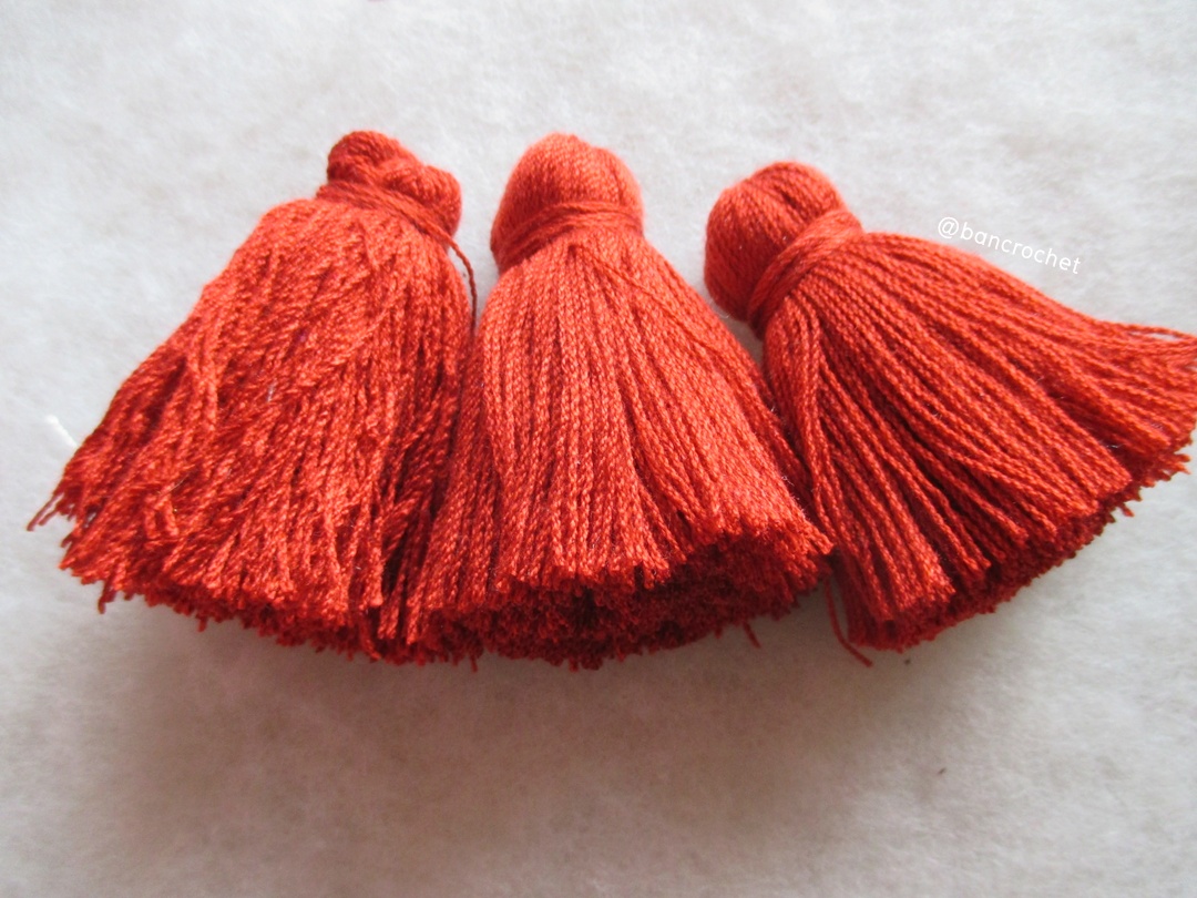 พู่แบบหนาฟู ขนาด 2 นิ้ว 4 ply tassel crochet acrylic yarn 4 ply แดงเข้ม 2 นิ้ว