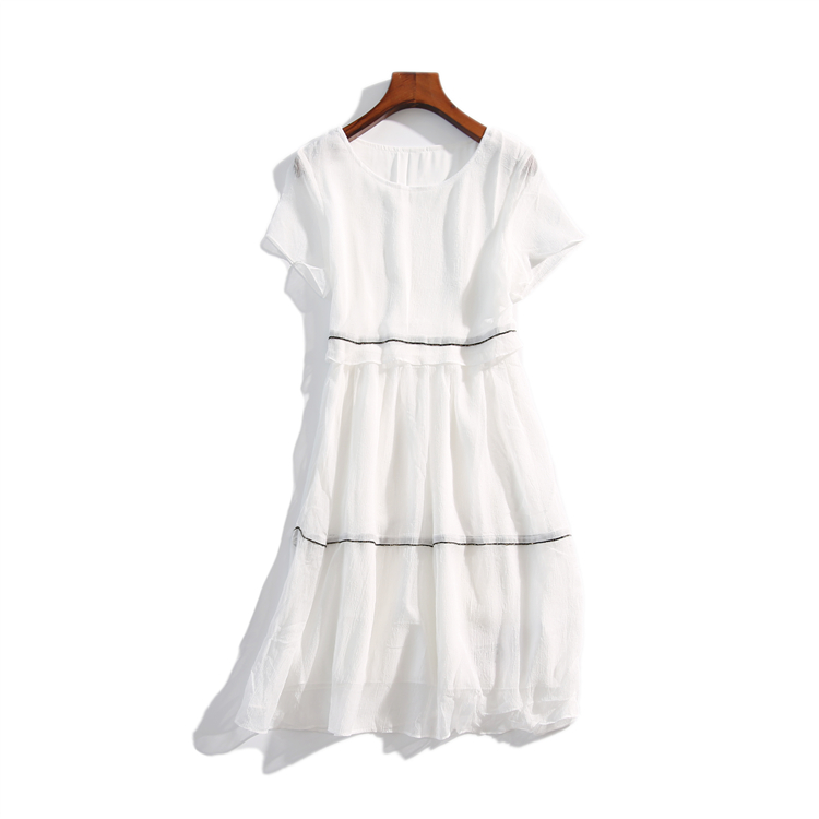 Dress4482 เดรสชีฟองทรงปล่อยสีขาว ซิปข้างใส่ง่าย มีซับในอย่างดีทั้งชุด ผ้าชีฟองเนื้อดีมีน้ำหนักทิ้งตัว ดีเทลเดินเส้นปักดิ้นสีทองสวยหรู งานดีทรงดีดูสวยแพง ทรงนี้ใส่ทำงาน/ใส่ออกงานได้