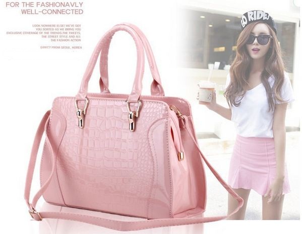 กระเป๋าถือผู้หญิง สีชมพูอ่อน หนังแก้ว เงาสวย ลายหนัง จรเข้ สามารถ ปรับเป็น กระเป๋าสะพายข้างได้ กระเป๋าหนังแก้ว แฟชั่น เข้ากับ ชุดหวาน ๆ 719680_3