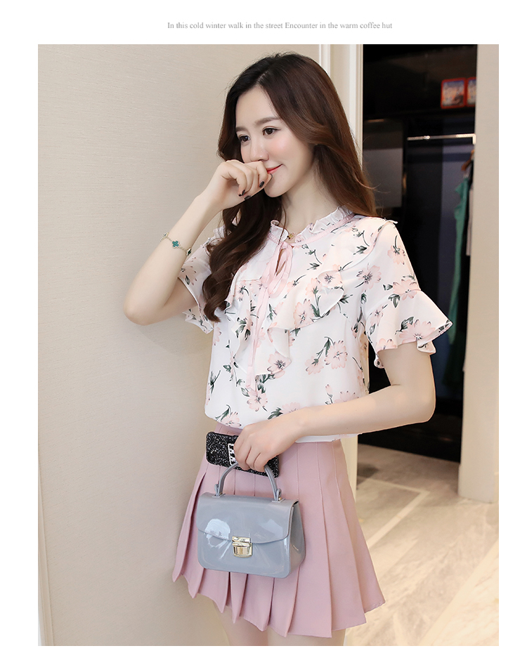 Blouse3788 เสื้อชีฟองสีครีมลายดอกไม้สีชมพู แต่งระบายที่คอ ช่วงอกและปลายแขน ผ้าชีฟองเกรดพรีเมียมเนื้อดีหนาสวย มีซับในอย่างดี งานสวยผ้านุ่มใส่สบาย แมทช์กับอะไรก็สวย