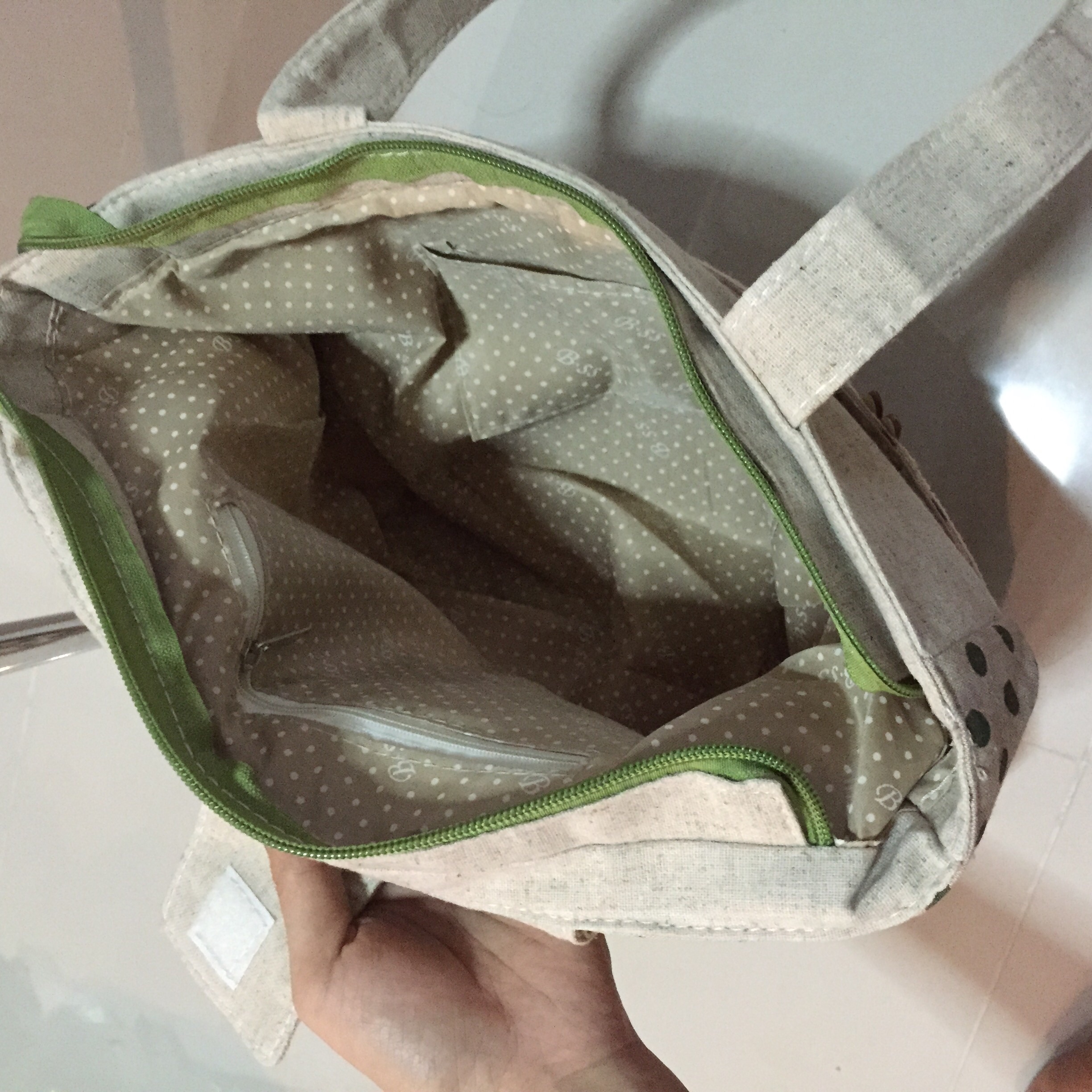 กระเป๋าผ้าใบกลาง จุของได้เยอะ ใครชอบแนวนี้จัดเลยค่ะ