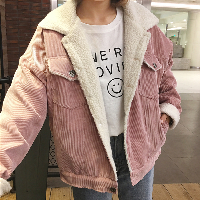 แจ็คเก็ตผ้าลูกฟูกสีชมพูหม่น ด้านในบุขนแกะช่วงตัว เนื้อบางเบา ใส่ชิลๆวันสบายๆ