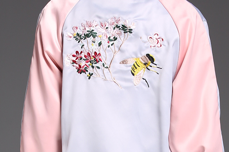 Blouse3847 เสื้อคลุมแจ็คเก็ตแขนยาวทรงเบสบอลงานปัก ซิปหน้า ผ้าซิลค์ซาตินเกรดพรีเมียมเนื้อดีหนานุ่มบุซับในอย่างดี ผ้าดีงานสวยเหมือนราคาหลักพัน แมทช์กับอะไรก็เข้า สวมใส่ได้ทุกโอกาส