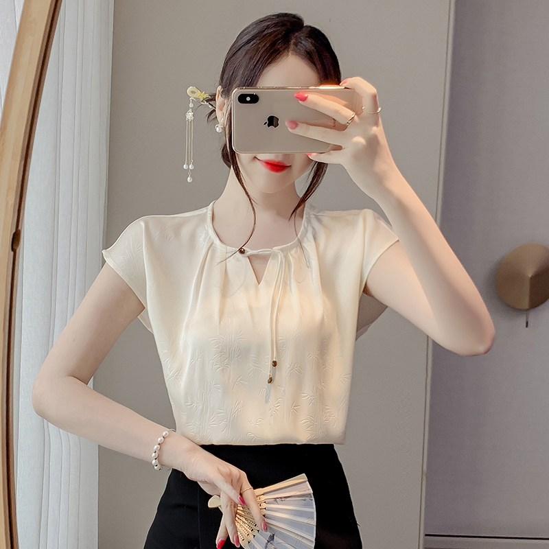 เสื้อเชิ้ตผู้หญิงใส่ทํางาน 390 บาทต่อชิ้น ฟรีค่าจัดส่ง