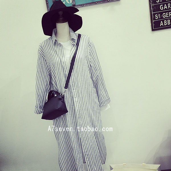 เสื้อคลุมทรงยาว เก๋ ลายทางสีเทาขาว ผ้าฝ้ายเนื้อนิ่ม ใครชอบ look นี้ จัดเลยจ้า