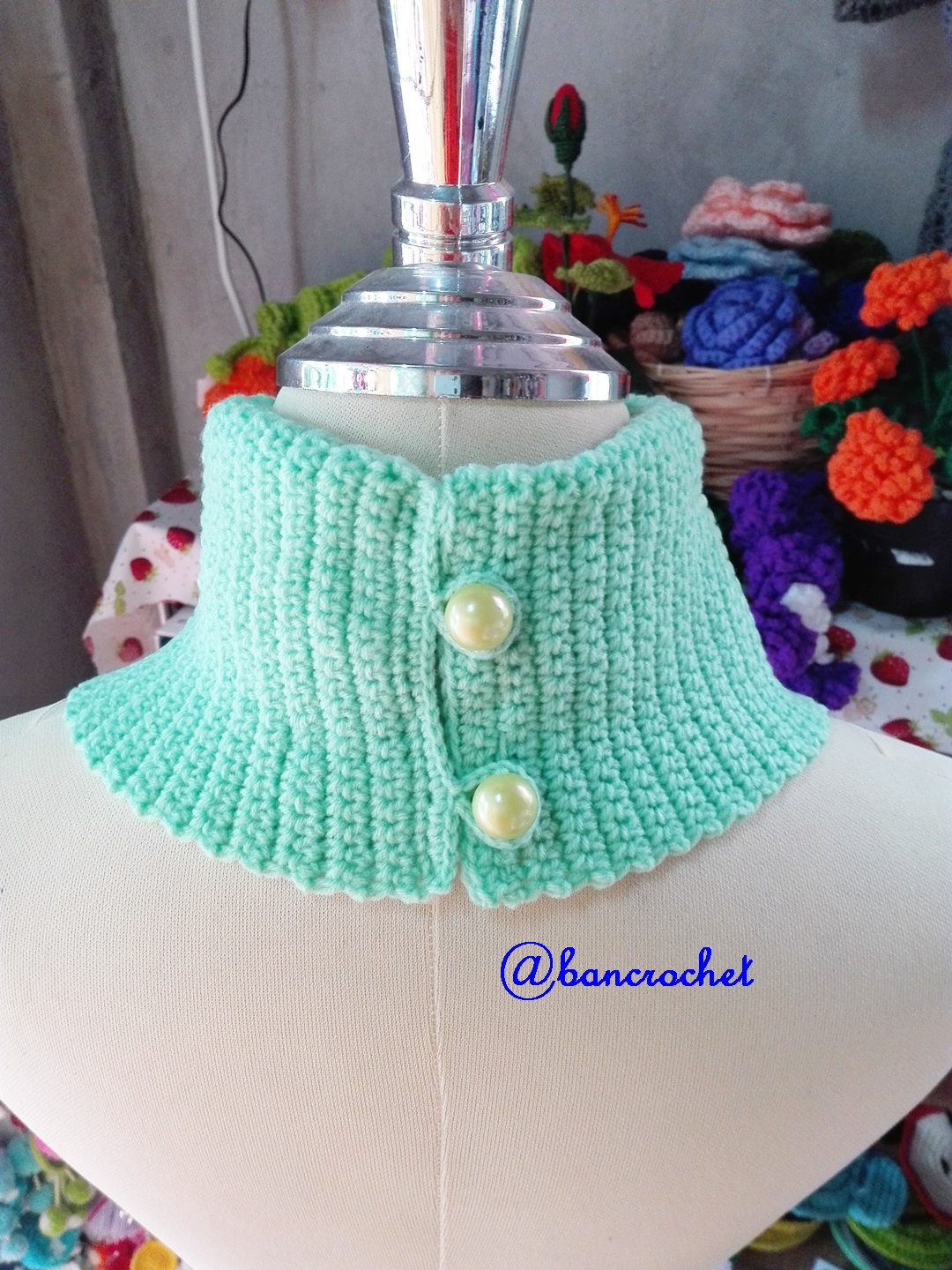 Bancrochet ผ้าคลุมคอถักโครเชต์ แบบมีกระดุมหลัง Crochet cowl สีเขียวมิ้นท์ inch