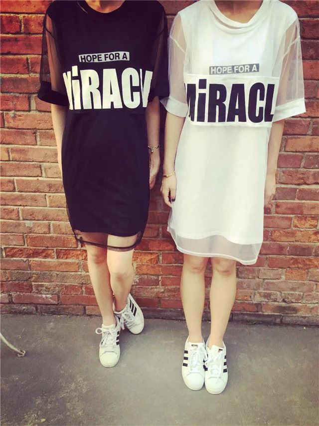 เดรส ผ้าตาข่าย แนวๆ มี 2 ชิ้นนะคะ เสื้อตัวในสกรีนลาย ตัวนอกผ้าตาข่ายแต่งลายอีกชั้น จะใส่รวมหรือแยกก็เก๋จ้า สีขาว/สีดำ