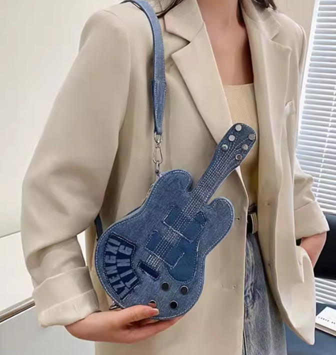 กระเป๋าสะพาย ผ้ายีนส์ จำลอง ทรงกีตาร์ แบบวัยรุ่น น่ารัก ๆ กระเป๋าสะพายแฟชั่น ทรงกีตาร์ เก๋ ๆ 775304