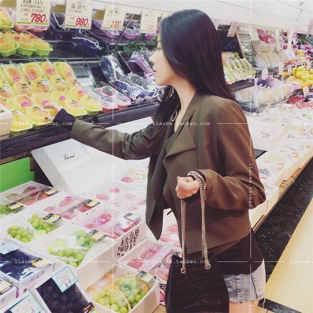 เสื้อคลุมตัวสั้น แต่งปก 2 ชั้น ทรงสวย สีเขียวทหาร ผ้าเนื้อดี ทิ้งตัว ไม่หนามาก ใส่คลุมกำลังดี เท่ๆ สีเขียวทหาร