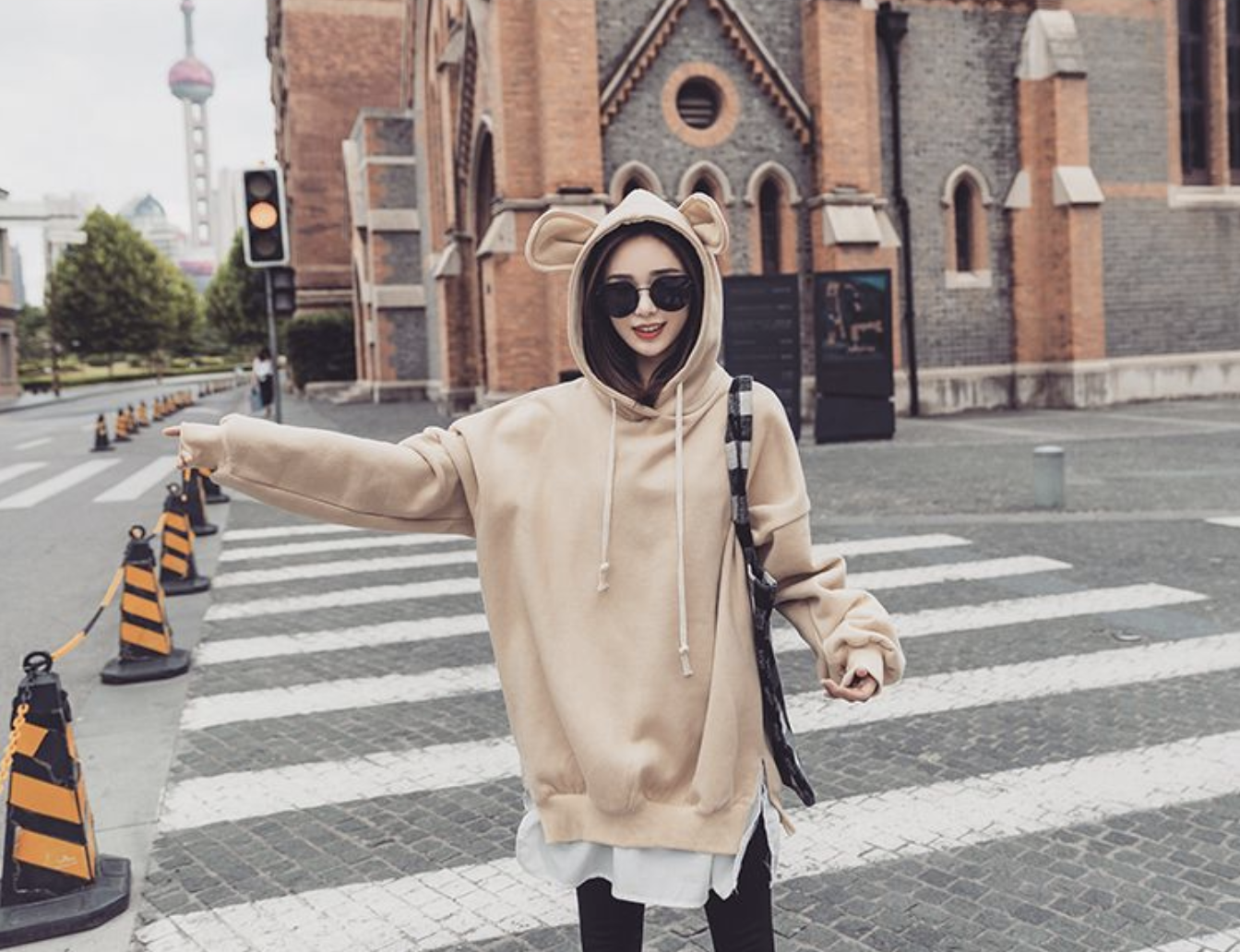 เสื้อกันหนาวฮู้ดดี้ แฟชั่นเกาหลี หูหมี ผ้าเนื้อนุ่ม ด้านในเป็นผ้าสำลี กันหนาวได้จ้า พร้อมส่ง งานจริงในภาพสุดท้าย ครีม