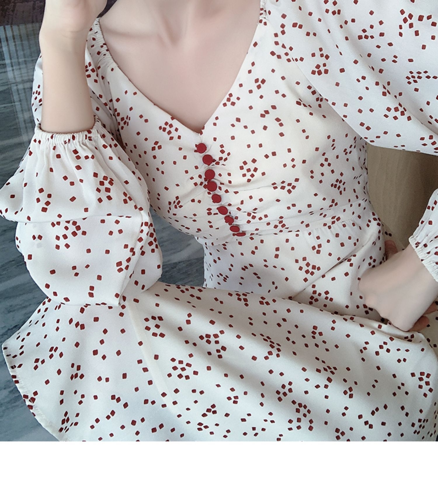 Dress4521 เดรสแขนยาวคอวีสีครีมลายจุด แต่งกระดุมกลางอก ซิปหลังใส่ง่าย มีซับในอย่างดี ผ้าโพลีเนื้อดีนุ่มใส่สบายมีน้ำหนักทิ้งตัว ผ้าดีงานดีใส่สวยเหมือนราคาหลักพัน ใส่เที่ยว/ใส่ทำงานได้