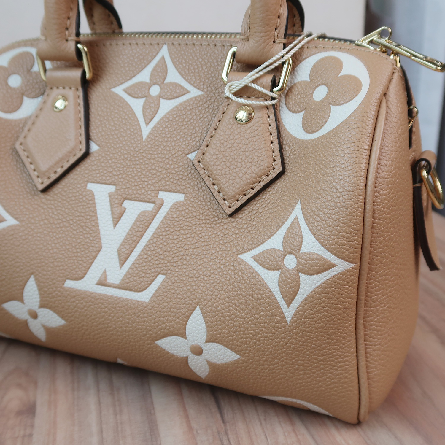 Louis Vuitton Arizona/Creme Monogram Empreinte Speedy Bandouliere 20(ใบParagon 7วัน)