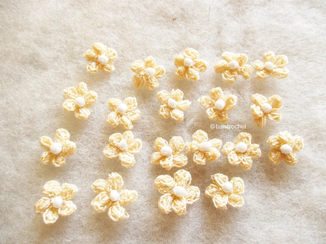 Bancrochet ดอกไม้จิ๋วถักโครเชต์ crochet mini flowers สีครีม 0.5 นิ้ว