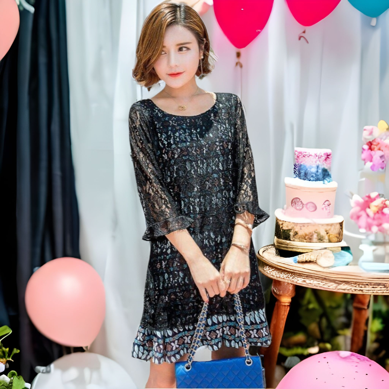 Dress3932 ชุดเดรสลูกไม้เนื้อนุ่มคลุมทับผ้าเนื้อดีลายกราฟฟิค แต่งชายระบาย แขนยาวสี่ส่วน งานสวย ใส่ง่าย น่ารักมาก **พร้อมส่งสีดำสีเดียว