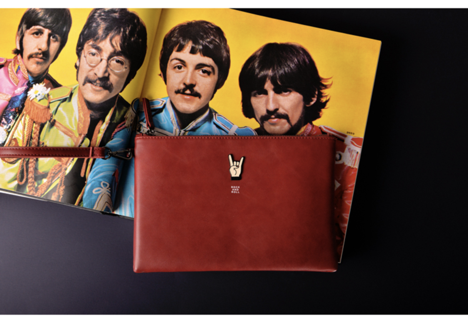 กระเป๋าคล้องมือหนัง ใบใหญ่ สีแดง แนวๆเก๋ๆ พร้อมส่ง