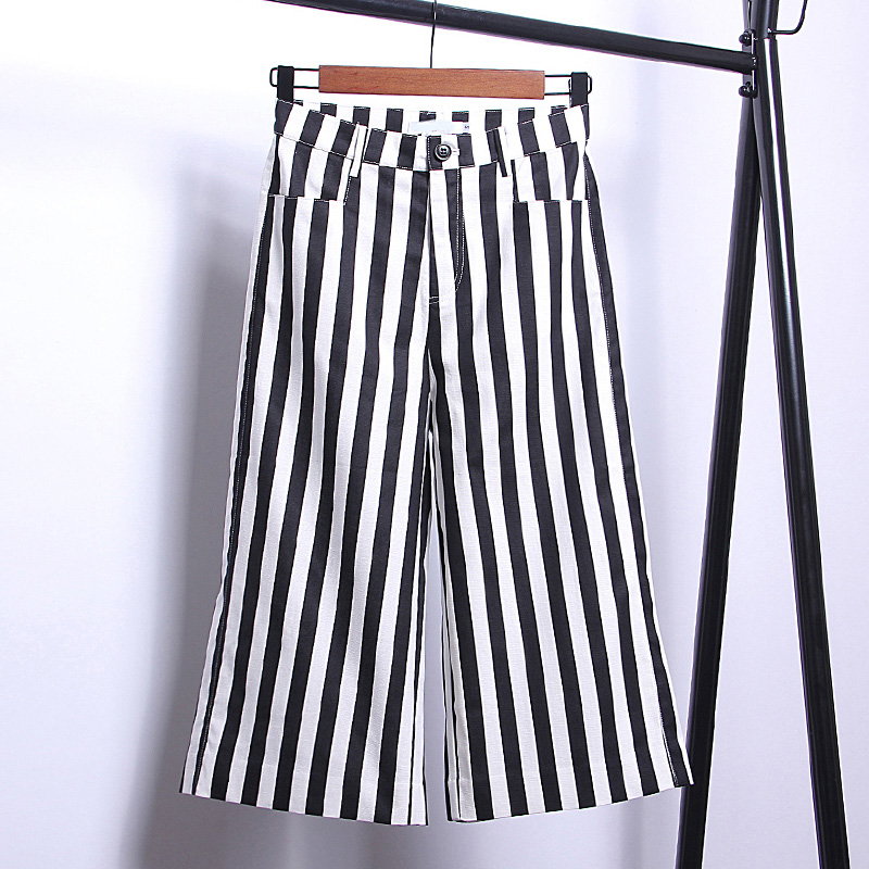 Trousers513 กางเกงขายาวห้าส่วนลายทางสีขาวดำซิปหน้ากระเป๋าข้างและหลัง ผ้าคอตตอนลินินเนื้อดีหนาสวย งานน่ารักเก๋ๆ ชิคๆ แมทช์กับเสื้อสไตล์ไหนก็น่ารัก