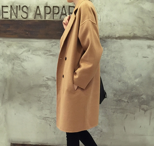 เสื้อโค้ทกันหนาว ทรงสวย สีน้ำตาล แบบผู้ดี ผ้าวูลผสมผิวสัมผัสดี ผ้าเนื้อหนา บุซับในกันลม จะใส่คลุม หรือใส่เป็นเสื้อโค้ทปกติก็เก๋ค่า งานดีเลยน้ารุ่นนี้ พร้อมส่งจ้า