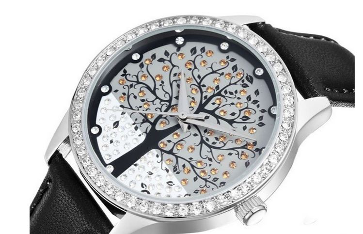 นาฬิกาข้อมือ ผู้หญิง สายหนัง ฝังเพชร ออกแบบ หน้าปัด ด้านใน เป็น ต้นคริสมาสต์ ติดเพชร สวยหรู ท่ามกลาง หิมะ สายหนังสีน้ำตาล ดำ ขาว 542945