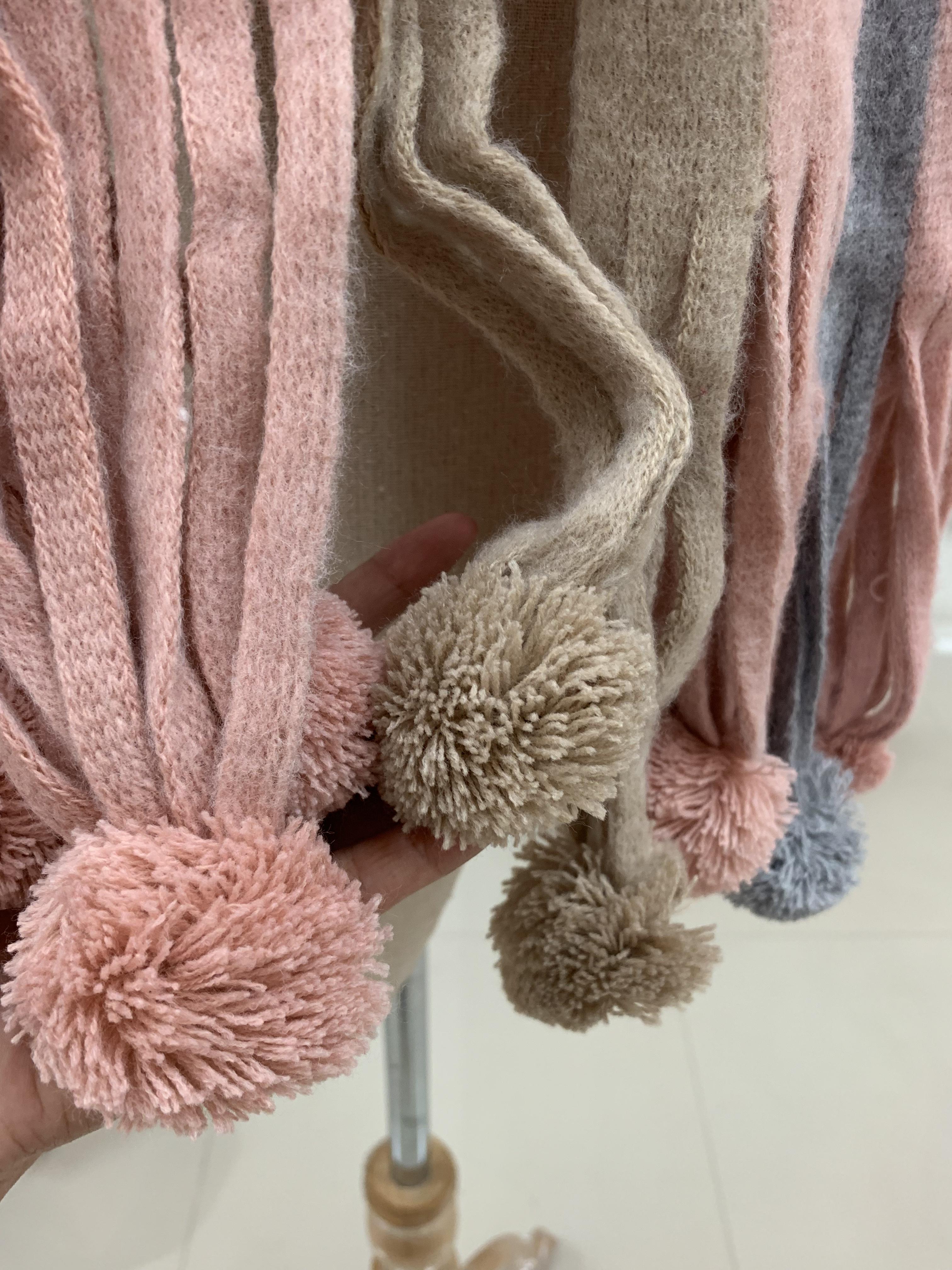 ผ้าพันคอไหมพรมเนื้อนุ่ม แต่งแถบสี ชายผ้ามีลูกเล่นน่ารัก สไตล์เกาหลี พร้อมส่ง same pic