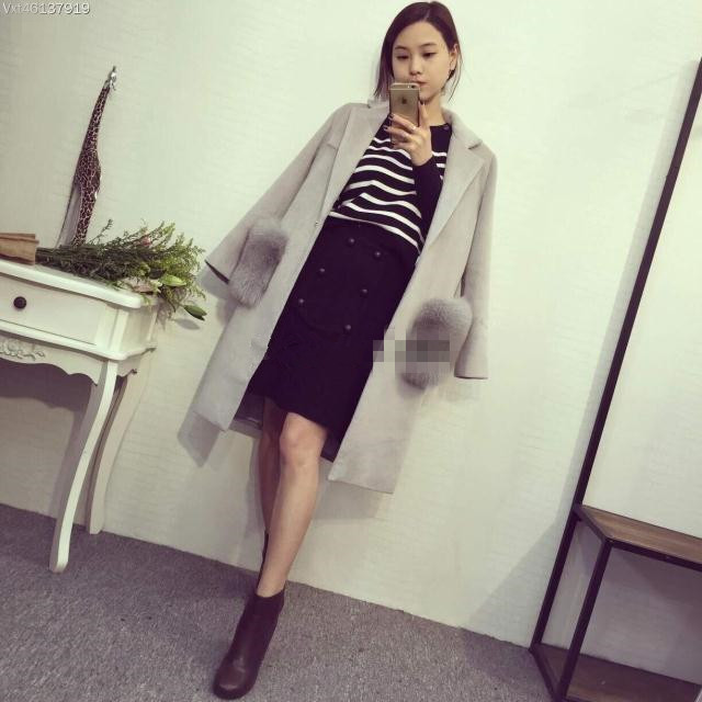 เสื้อโค้ทกันหนาว ทรงสวย สีเทาอ่อน ผ้าวูลผสมผิวสัมผัสดี แต่งเฟลอขนนุ่มๆที่กระเป๋า น่ารักมากก บุซับในกันลม จะใส่คลุม หรือใส่เป็นเสื้อโค้ทปกติก็เก๋ค่า งานดีเลยน้ารุ่นนี้