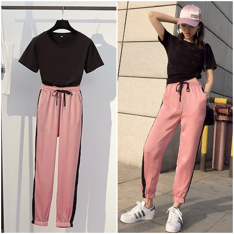 Set_bt1770 ชุดเซ็ท 2 ชิ้น(เสื้อ+กางเกง) เสื้อยืดแขนสั้นสีดำผ้าคอตตอนเนื้อดีนุ่มยืดหยุ่นสูงใส่สบาย+กางเกงขายาวปลายขาจัมพ์สีชมพูแต่งแถบข้างสีดำ เอวยางยืด มีกระเป๋าข้าง ผ้าซาตินกำมะหยี่เนื้อดีนุ่มใส่สบาย งานน่ารักเก๋ๆ ใส่สวย งานเซ็ทเข้าชุดสุ