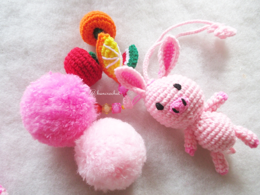 หมูกระต่ายชมพูห้อยปอมปอมผลไม้ถัก pompom crochet keychain