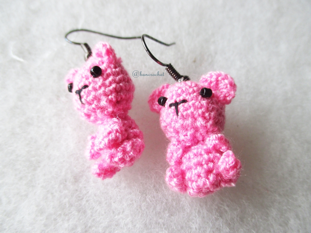 ต่างหูถัก รูปหมีชมพู ขนาด 1.5 นิ้ว mimi bear amigurumi earrings crochet 1.5 inches