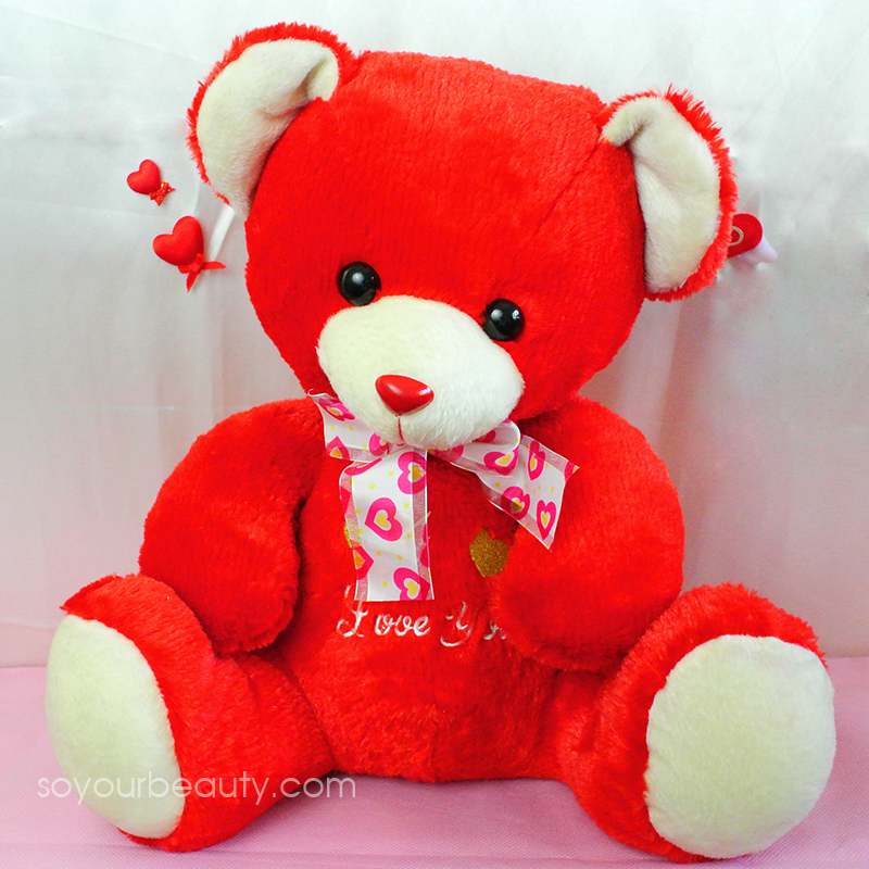 ตุ๊กตาหมีสีแดง อกปักตัวอักษร I LOVE YOU