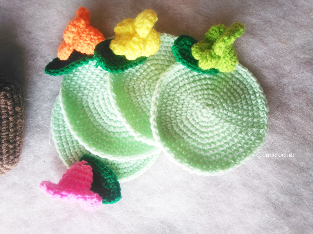 Bancrochet ที่รองแก้ว/ที่รองจานถักโครเชต์ ลายดอกบานบุรี crochet coaster/crochet table mat สีเขียว 4 นิ้ว