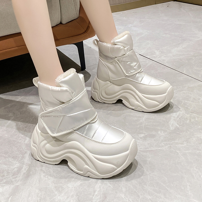 รองเท้าผ้าใบเสริมส้นสูง ไซต์35-39 สนใจทักแชท ฟรีค่าส่ง!