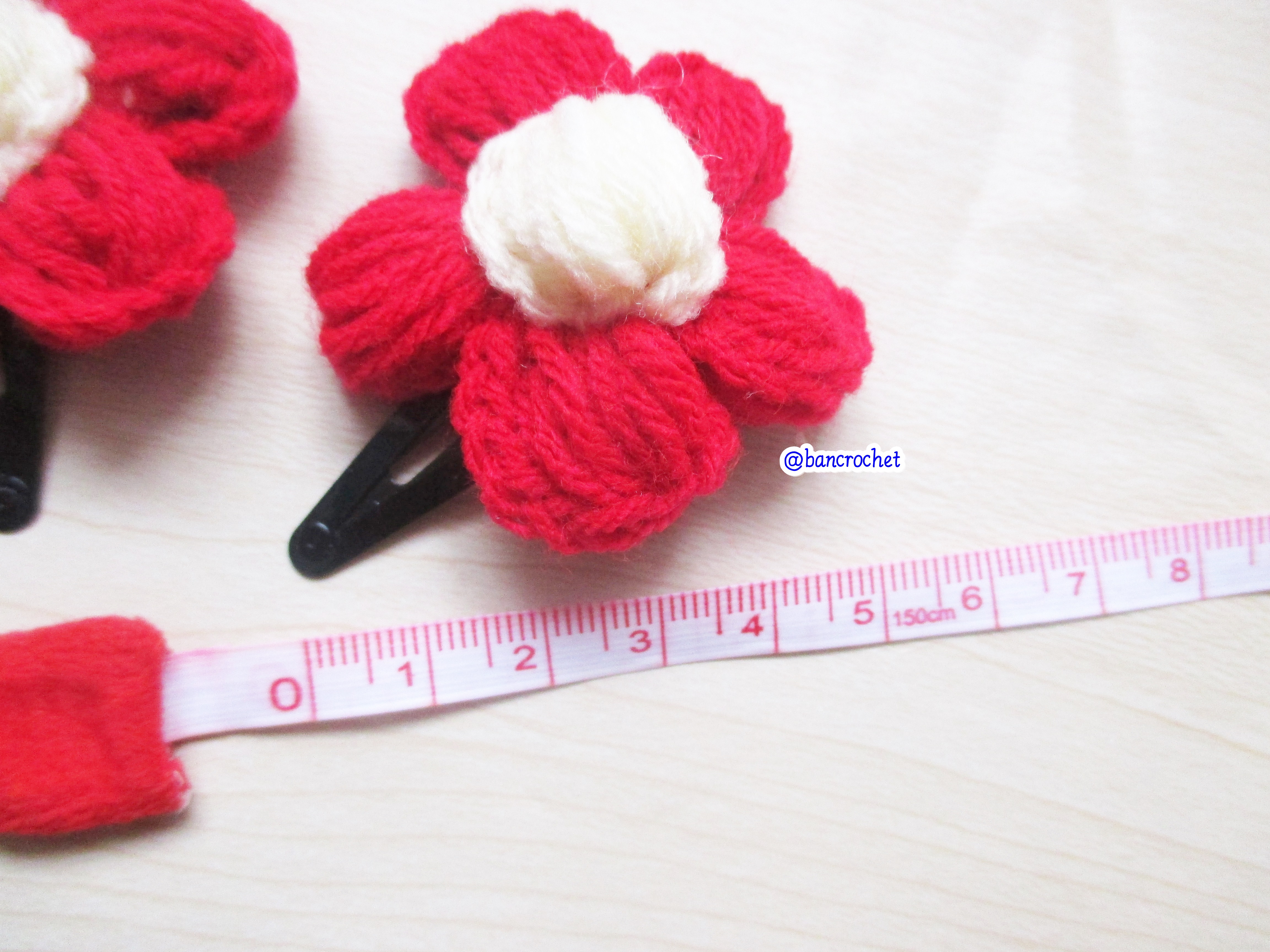 Bancrochet กิ๊บดอกไม้ถักโครเชต์ฟูๆ crochet Flowers Accessories แดง 5 cm