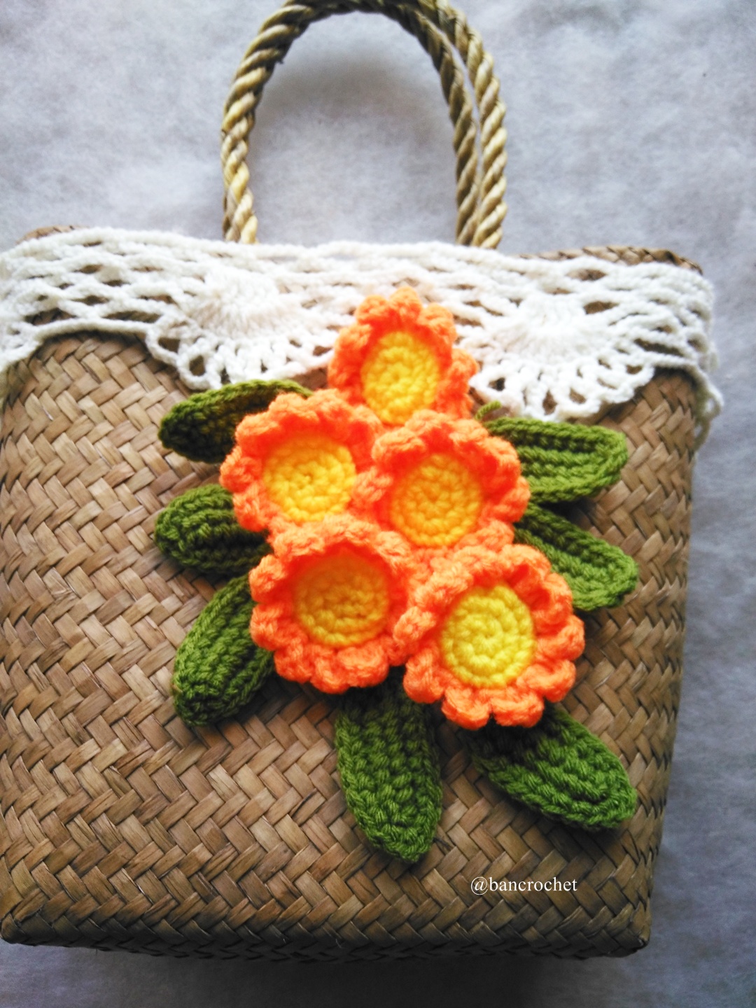 กระเป๋ากระจูดสาน ประดับดอกไม้ ขนาด 7*7*3.5*9.5 นิ้ว basket weave bags ธรรมชาติ 7*7*3.5*9.5 นิ้ว