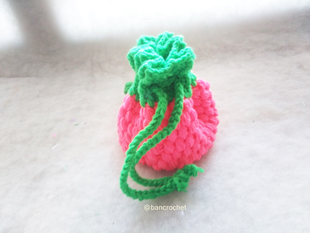 Bancrochet กระเป่าถักโครเชต์ผลไม้ ลายราสเบอร์รี่ crochet slipknot bags สีชมพู 6x6 นิ้ว