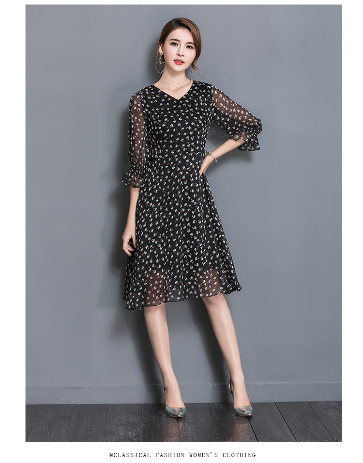 Dress4294 เดรสยาวทรงสวยลายดอกไม้เล็กๆ พื้นสีดำ แขนยาวสี่ส่วนแต่งระบาย คอวีใส่แล้วดูผอมเพรียว ซิปหลังใส่ง่าย เย็บติดซับในอย่างดีทั้งชุด ผ้าชีฟองเนื้อนุ่มมีน้ำหนักทิ้งตัว งานดีใส่สวยดูเรียบหรู งานสวยใส่ได้ทุกโอกาส