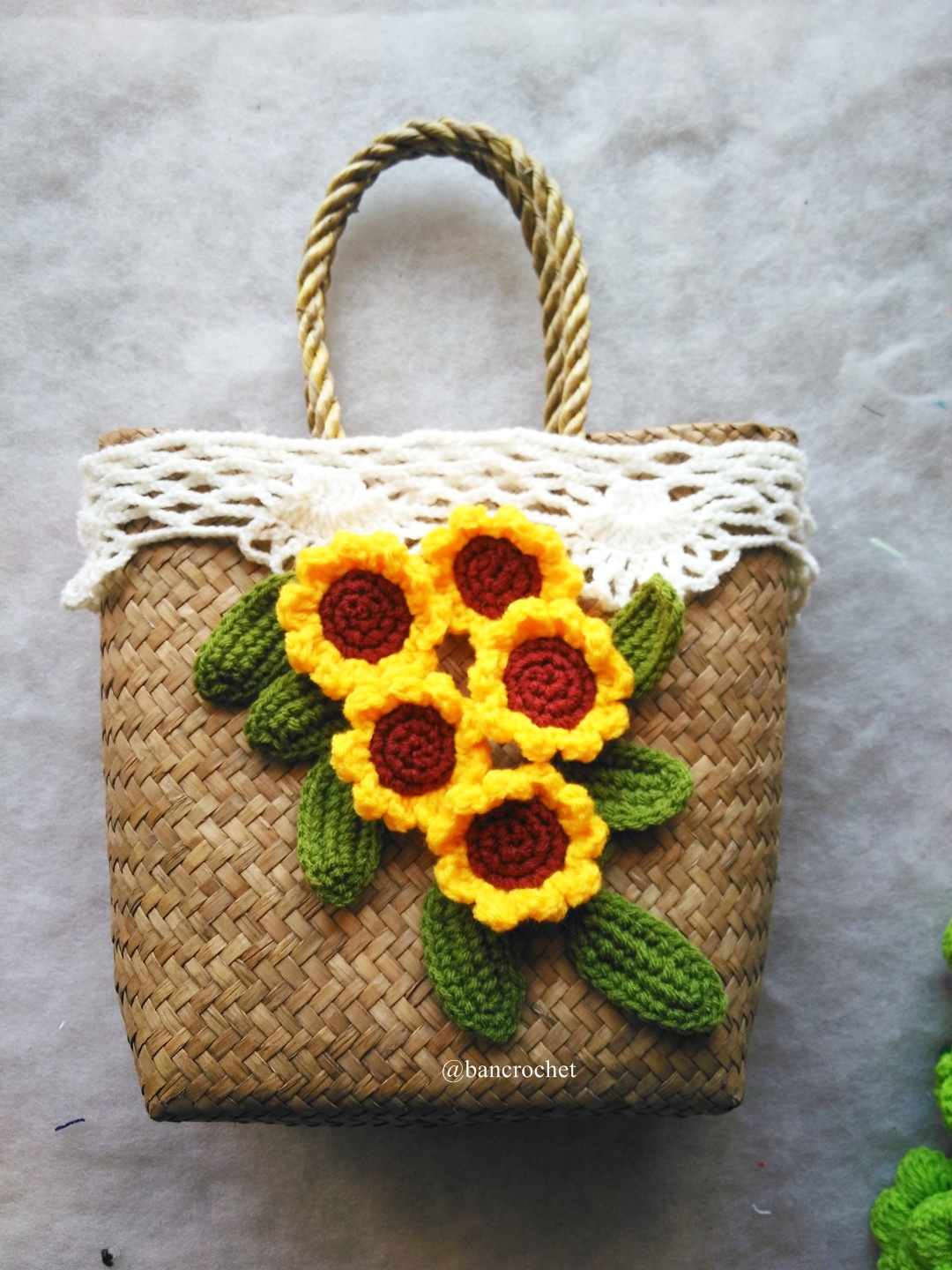 กระเป๋ากระจูดสาน ประดับดอกไม้ ขนาด 7*7*3.5*9.5 นิ้ว basket weave bags ธรรมชาติ 7*7*3.5*9.5 นิ้ว