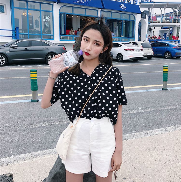 Blouse3796 เสื้อแฟชั่นไซส์ใหญ่ทรงคอวีลายจุดสีดำ กระดุมผ่าหน้า ผ้าโพลีเนื้อดีนุ่มใส่สบาย งานสวยดีเทลดีงาม แมทช์กับอะไรก็เข้า ใส่เที่ยว/ใส่ทำงานได้