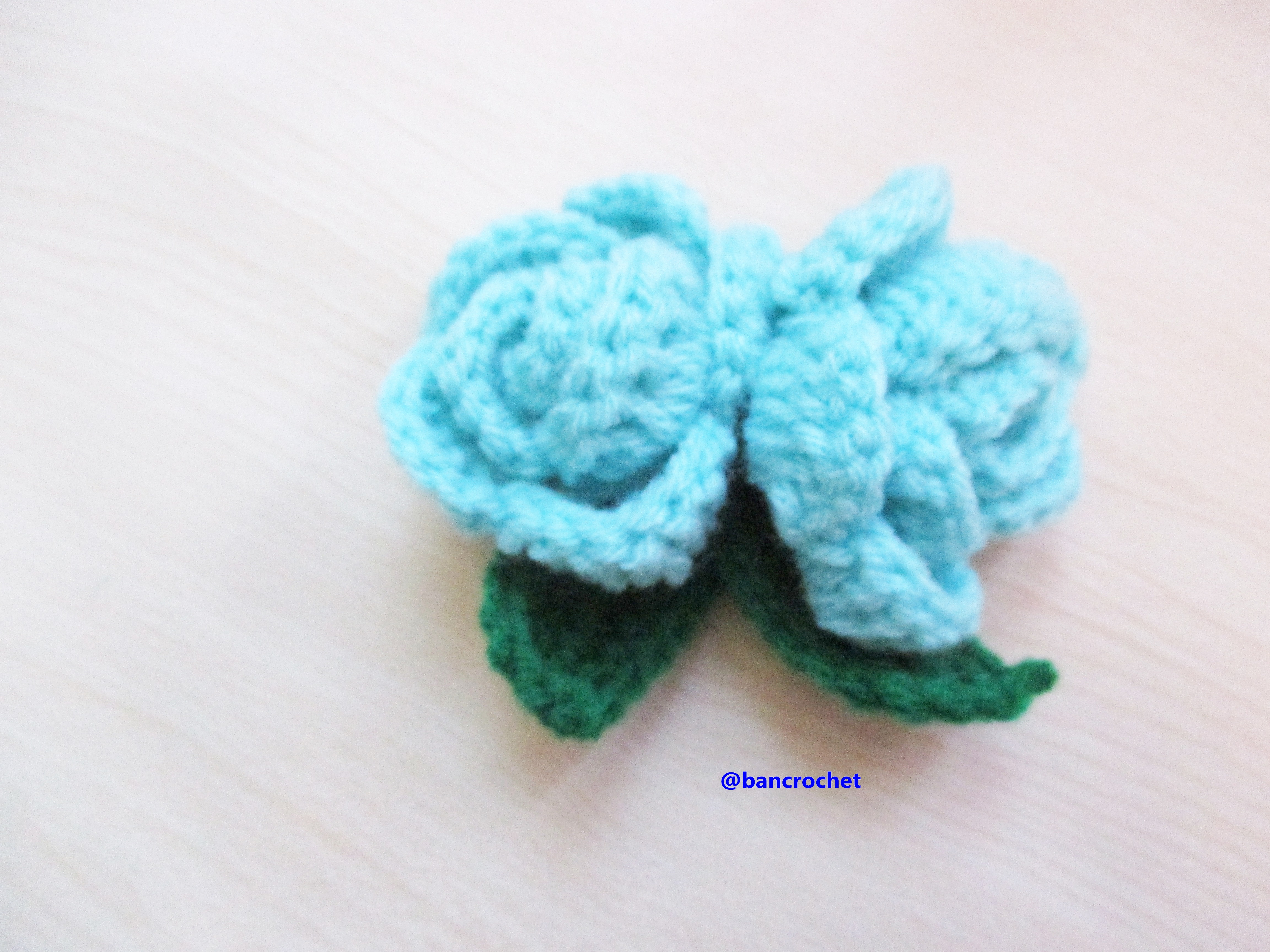 Bancrochet ดอกไม้ถักโครเชต์ ช่อกุหลาบ crochet Flowers ฟ้า 2 นิ้ว