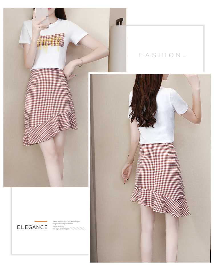 Set_bs1774 ชุดเซ็ท 2 ชิ้น(เสื้อ+กระโปรง) เสื้อยืดสีขาวอกแต่งป้ายลายสก็อตผ้าคอตตอนเนื้อนุ่มยืดหยุ่นสูง+กระโปรงลายสก็อตชายระบายเฉียงซิปหลังผ้าคอตตอนเนื้อดีนุ่มใส่สบาย งานเซ็ทเข้าชุดสุดน่ารัก ดีเทลเก๋ๆ ดีงาม แมทช์ได้ลงตัวเข้ากันดูดีที่สุดจ้า