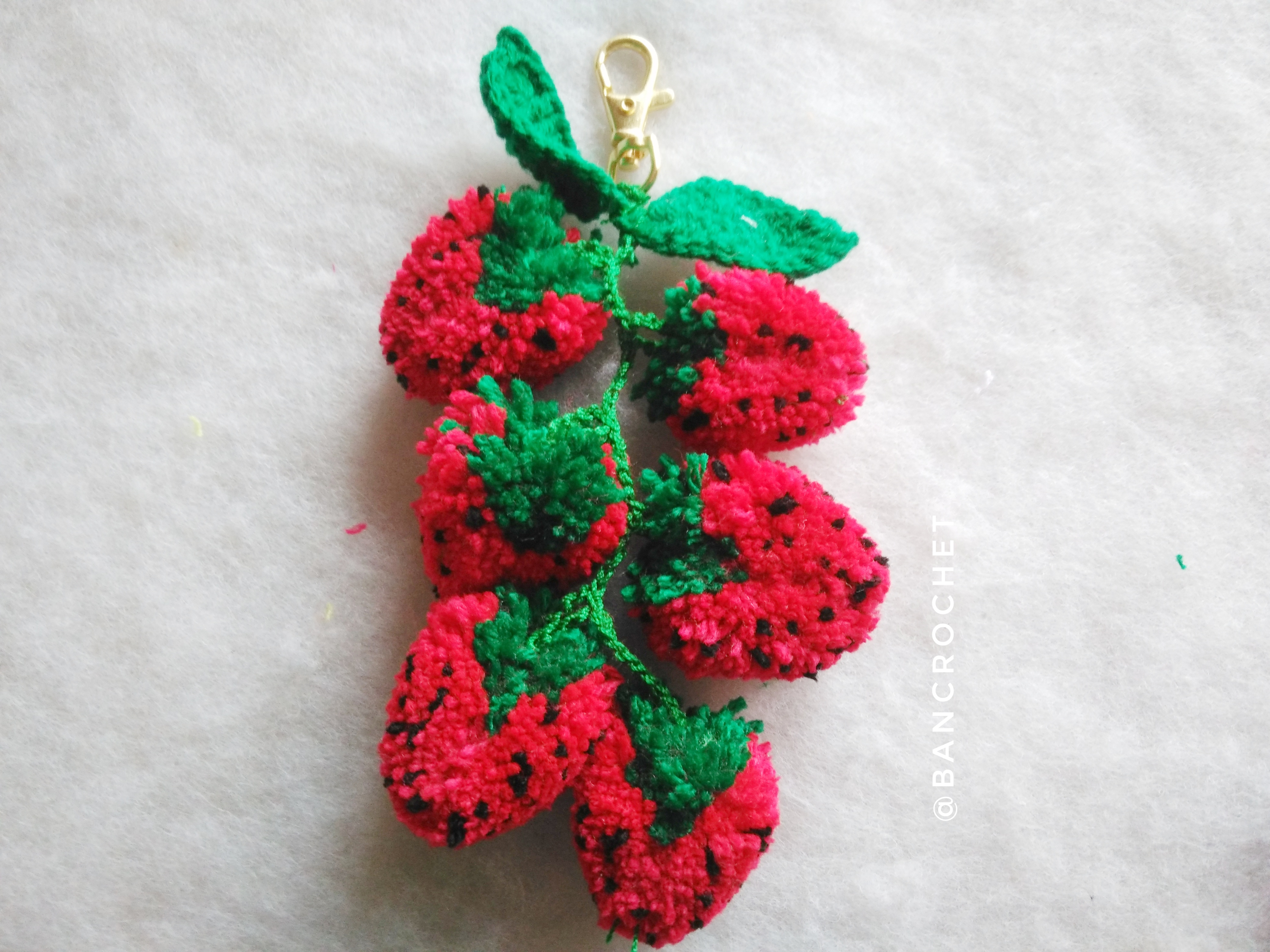 Bancrochet พวงกุญแจห้อยกระเป๋าสตรอเบอรี่ Stawberry pom poms fruits keychains สีแดง 6