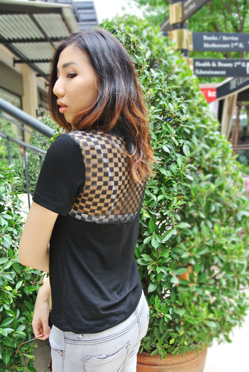 เสื้อยืดคอวี โชว์หลังลายตาราง