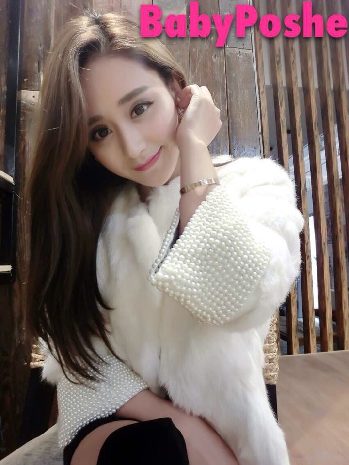 เสื้อคลุมขนเฟลอ ฟูๆ นิ่มๆ อลังการสุดๆ ด้วยแขนแต่งมุขเก๋ๆ ขาว