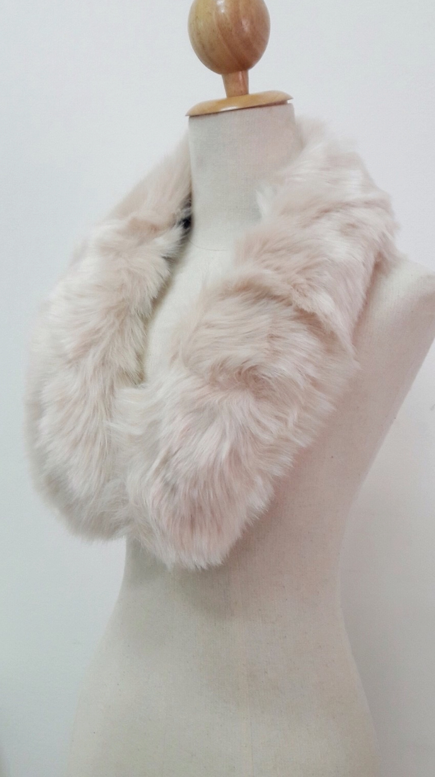 ขนเฟอร์ fur สีชมพูนู๊ด ขนนุ่มลื่น ใช้ติดเสื้อหนาว หรือใช้พันคอเพิ่มความเก๋ มิกได้กับทุกชุด มาพร้อมกระดุมใส
